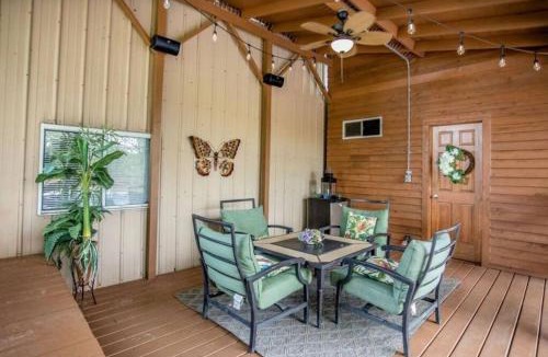 Will County House | Secluded Farmhouse W/5BD & Pool