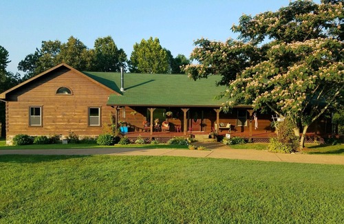 Brookport Cabin | SECLUDED, LOG CABIN, CONNECTED TO SHAWNEE NATIONAL FORREST!