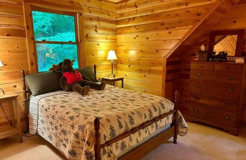 Harman House | Secluded Seneca Rocks cabin | Hot tub & fire pit