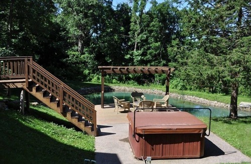 The Galena Territory House | Secluded Wooded Retreat 6- BR, W/Pond, Hot Tub, Sleeps 12+!