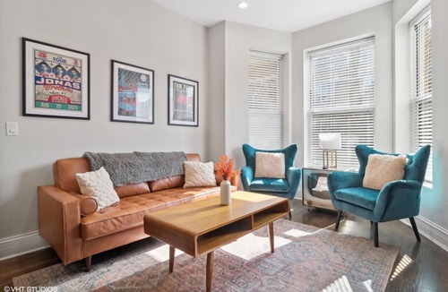 Lakeview Apartment | Sensational 5 Bed beauty steps from Wrigley Field