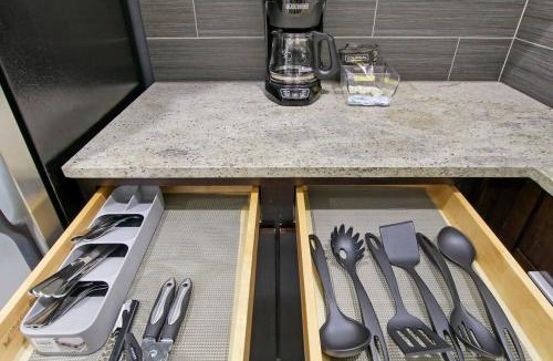 East Hyde Park Apartment | Serene & Contemporary Studio Apartment - Del Prado 817