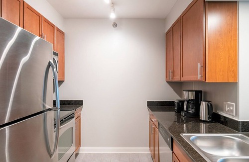 Downtown Chicago Apartment | Serene Loop 1BR w/Gym, Pool & Lounge, 1 block from L, by Blueground