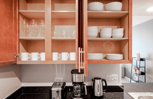 Downtown Chicago Apartment | Serene Loop 1BR w/Gym, Pool & Lounge, 1 block from L, by Blueground
