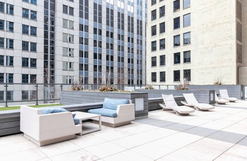Downtown Chicago Apartment | Serene Loop 1BR w/Gym, Pool & Lounge, 1 block from L, by Blueground