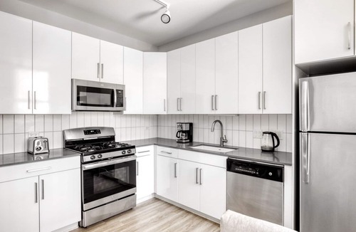 The Loop Apartment | Serene Loop 1BR w/Gym, Roof & Lounge, same block as L, by Blueground