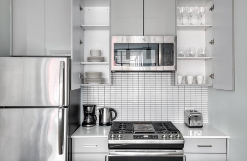 West Loop Apartment | Serene West Loop 1BR w/Gym & Pool in heart of Greektown, by Blueground