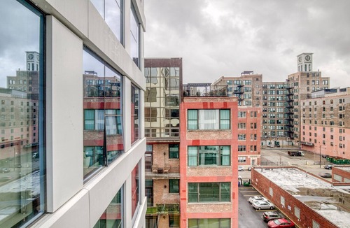 West Loop Apartment | Serene West Loop 1BR w/Gym & Pool in heart of Greektown, by Blueground