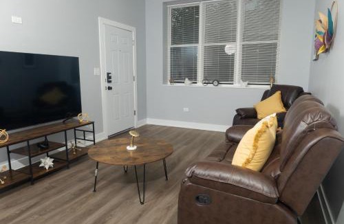 Woodlawn House | Shared, spacious condo near UChicago and Obama Center
