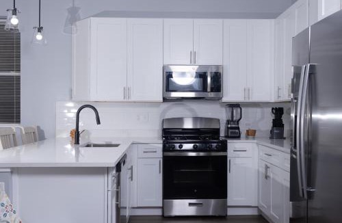 Woodlawn House | Shared, spacious condo near UChicago and Obama Center