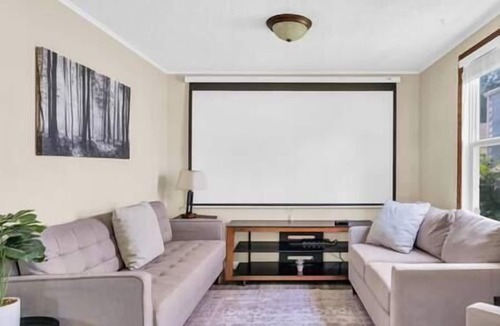 Rantoul House | Sheldon House a 3-bedroom stay perfect for relaxing sleep