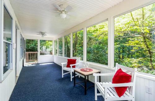 Front Royal House | Shenandoah mountain cottage w hot tub & fire pit