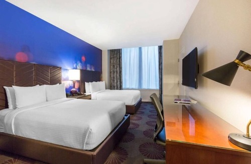 Streeterville Hotel | Shop Chicago’s Magnificent Mile – Steps Away from Navy Pier - Bar On-Site