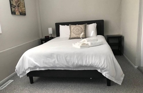 Libertyville Apartment | Short Walk to Downtown Libertyville