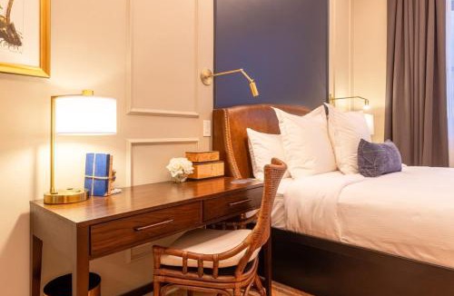 West Dundee Apartment | Sinclair Suites - Stylish Retro Boutique Hotel