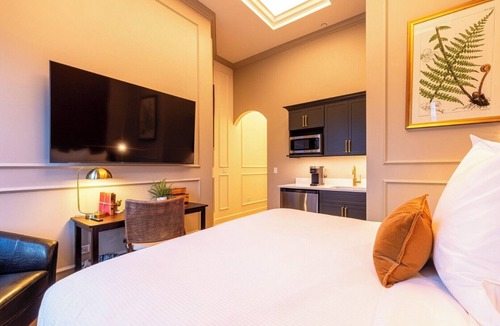 West Dundee Hotel | Sinclair Suites