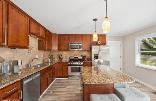 Schaumburg House | Single Family home in Schaumburg, IL 3 bed/2 full baths/fully fenced backyard