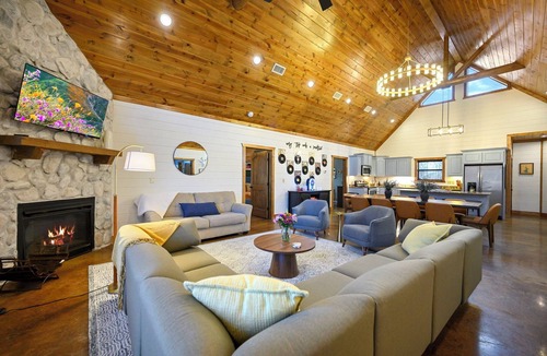 Hochatown Cabin | Single Level Private Lake Retreat! Sleeps 14 Hot Tub