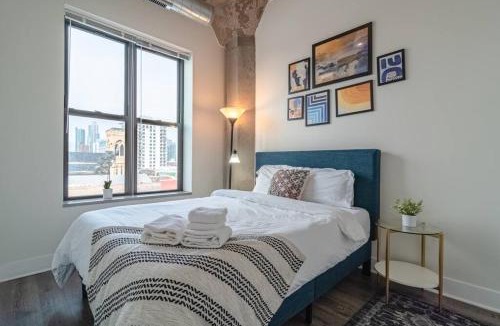 Near South Side Apartment | Skyline 2BR in South Loop with Optional Parking & Gym Access Near Museum Campus and McCormick Place