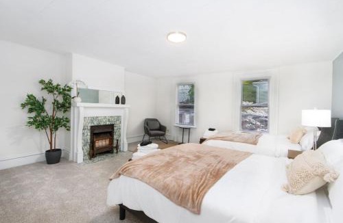 South Side Slopes Apartment | Skyline Views - Rooftop & Game Room - Sleeps 8