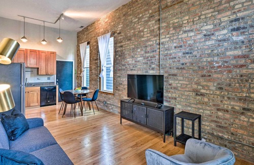 Bucktown Condo | Sleek Chicago Apt: Walk to Dining + Nightlife