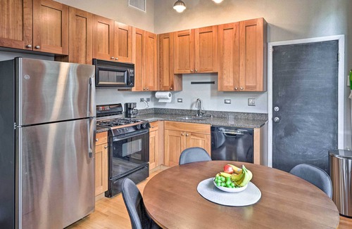 Bucktown Condo | Sleek Chicago Apt: Walk to Dining + Nightlife