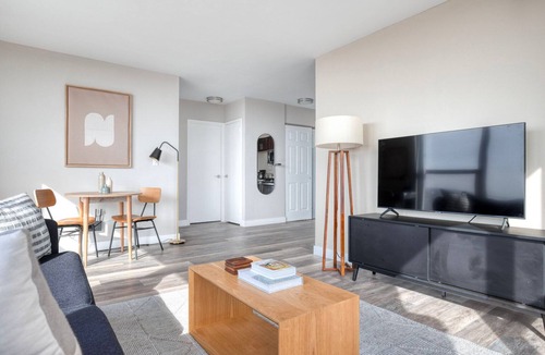 Edgewater Beach Apartment | Sleek Edgewater 1BR w/Gym, Deck & Lounge, nr L, by Blueground