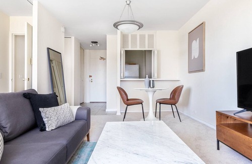 Lake View East Apartment | Sleek Lakeview Studio w/ Rooftop Pool, near Wrigley Field, by Blueground