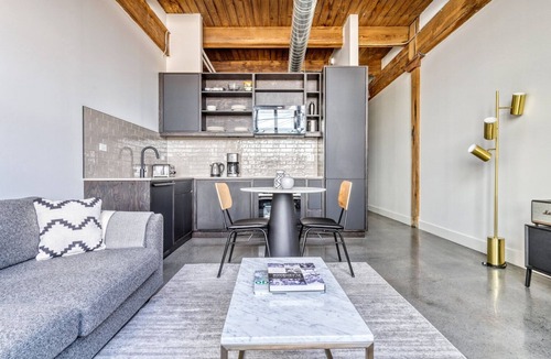 Sheffield Neighbors Apartment | Sleek Lincoln Park 1BR w/Lounge, Roof & Gym, near DePaul, by Blueground