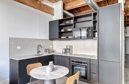 Sheffield Neighbors Apartment | Sleek Lincoln Park 1BR w/Lounge, Roof & Gym, near DePaul, by Blueground