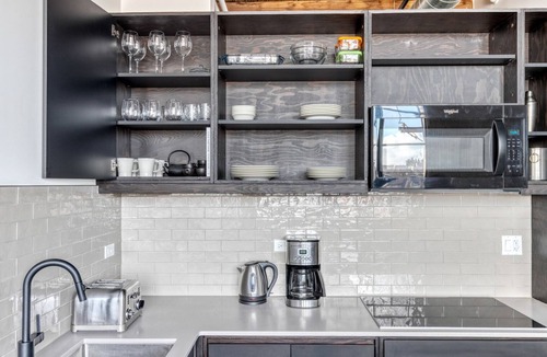 Sheffield Neighbors Apartment | Sleek Lincoln Park 1BR w/Lounge, Roof & Gym, near DePaul, by Blueground