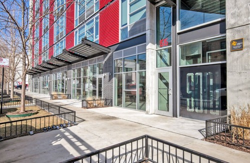River North Apartment | Sleek Lincoln Park Studio w/W/D, walk to L & New City, by Blueground
