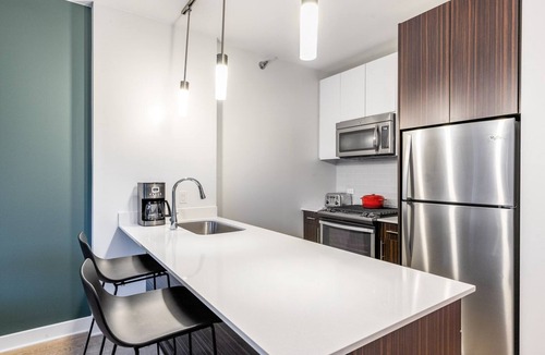 Downtown Chicago Apartment | Sleek Loop 1BR w/Gym, Pool, W/D, nr. Millennium Park, by Blueground