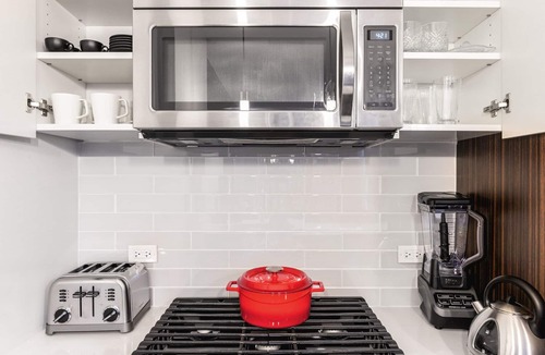 Downtown Chicago Apartment | Sleek Loop 1BR w/Gym, Pool, W/D, nr. Millennium Park, by Blueground