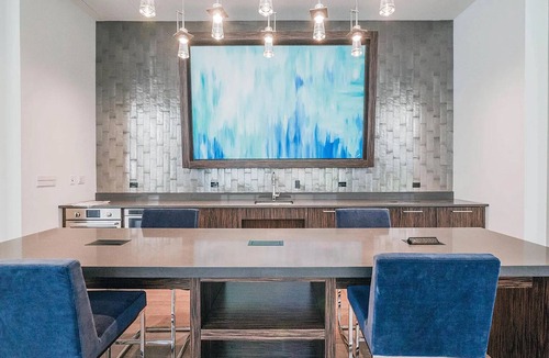Downtown Chicago Apartment | Sleek Loop 1BR w/Gym, Pool, W/D, nr. Millennium Park, by Blueground