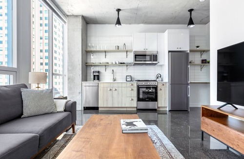 Near North Side Apartment | Sleek River North 1BR w/Gym, Pool, near L stop & Beach, by Blueground