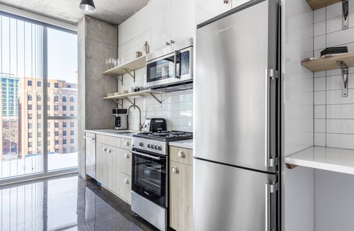 Near North Side Apartment | Sleek River North 1BR w/Gym, Pool, near L stop & Beach, by Blueground