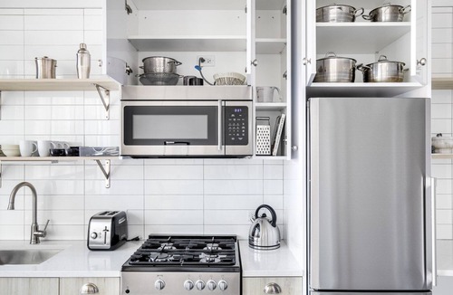 Near North Side Apartment | Sleek River North 1BR w/Gym, Pool, near L stop & Beach, by Blueground