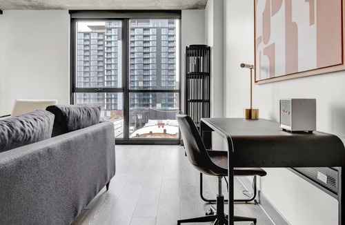 Near West Side Apartment | Sleek West Loop 1BR w/ Gym, Pool & Lounge, 2 blocks from L, by Blueground