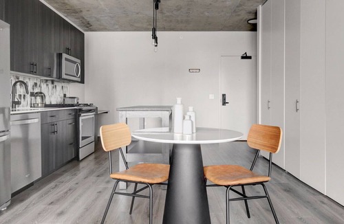 Near West Side Apartment | Sleek West Loop 1BR w/ Gym, Pool & Lounge, 2 blocks from L, by Blueground