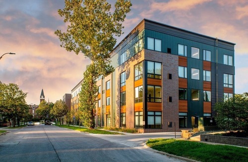 Des Moines Apartment | Sleepover | Impressive Studio and Gym - Des Moines