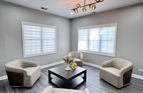 Des Plaines House | Sleeps 24+ Luxury house Near Chicago 12 king beds