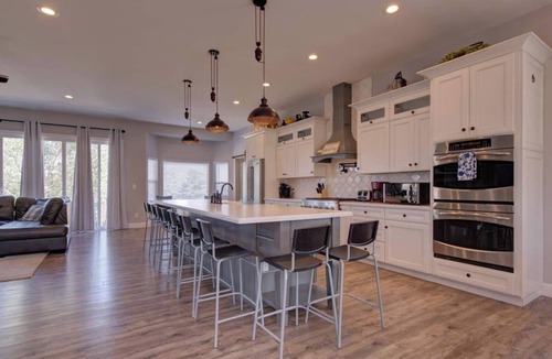 Monument House | Sleeps 25 Raspberry Mountain Farmhouse