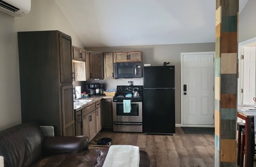 Bonnie House | Small simple cozy house close to Interstate & Rend Lake fishing/hunting