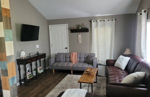 Bonnie House | Small simple cozy house close to Interstate & Rend Lake fishing/hunting