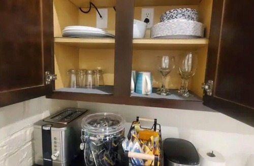 Chillicothe Apartment | Small town apartment just steps to shops, restaurants and the river!