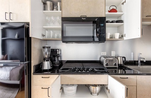 River North Apartment | Smart Lincoln Park Studio w/W/D, walk to L & New City, by Blueground