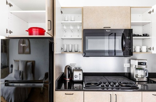 River North Apartment | Smart Lincoln Park Studio w/W/D, Patio, walk to L, by Blueground