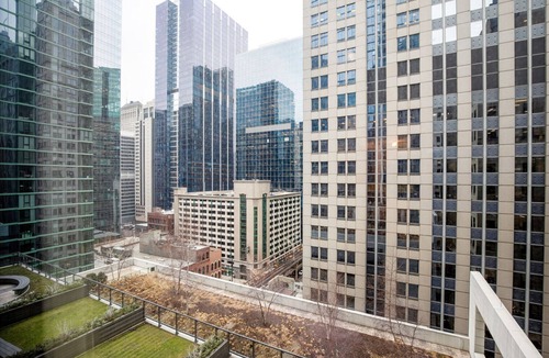 Downtown Chicago Apartment | Smart Loop 1BR w/Gym, Pool, near Financial District, by Blueground