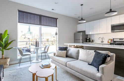 River West Apartment | Smart River West 2BR w/ W/D next to L, by Blueground
